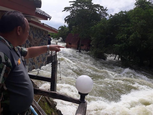 เผยภาพน้ำท่วม ‘อุทยานฯแก่งกระจาน’ ถนนถูกตัดขาดรถผ่านไม่ได้