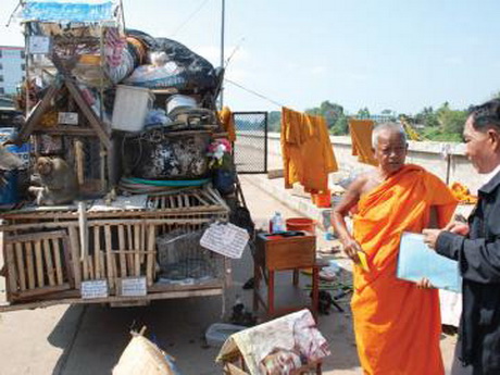 หลวงตาพิลึก ขับรถธุดงค์