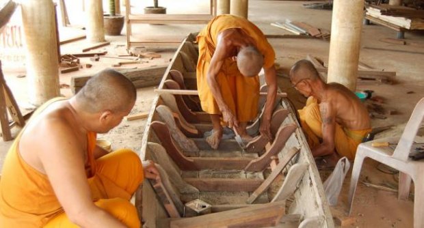 พระกรุงเก่าเร่งซ่อมเรือรับมือน้ำท่วม