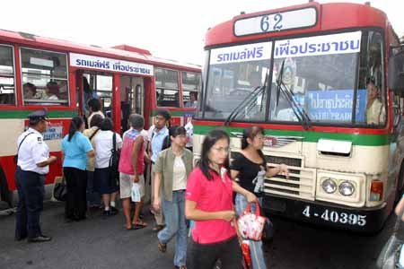 ครม.ต่ออายุรถเมล์-รถไฟฟรี