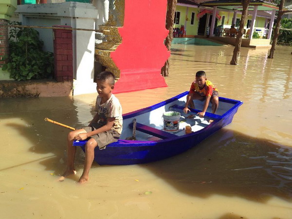 ฝนตกไม่หยุดท่วมบ้านชาวเชียงราย