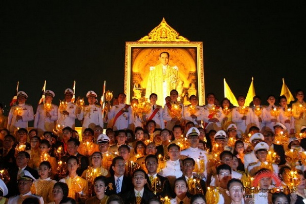 ยิ่งลักษณ์นำจุดเทียนชัยถวายพระพร  ทรงพระเจริญกึกก้อง