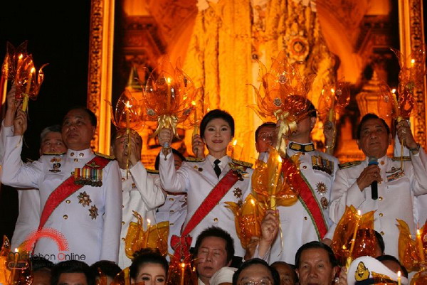 ยิ่งลักษณ์นำจุดเทียนชัยถวายพระพร  ทรงพระเจริญกึกก้อง