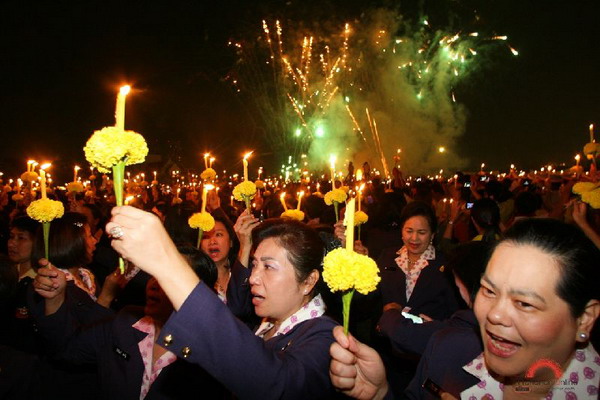 ยิ่งลักษณ์นำจุดเทียนชัยถวายพระพร  ทรงพระเจริญกึกก้อง