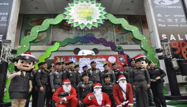 ตำรวจท่องเที่ยว แต่งชุดซานต้าให้บริการช่วงคริสมาสต์
