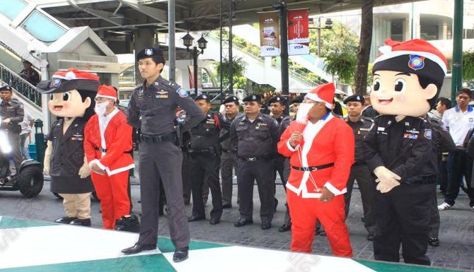 ตำรวจท่องเที่ยว แต่งชุดซานต้าให้บริการช่วงคริสมาสต์