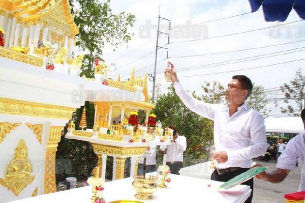 ‘ชนม์สวัสดิ์’เปิดบ้าน ทำพิธีย้ายศาลพระภูมิเจ้าที่ เสริมสิริมงคลปัดรังควาน-ปัดพูดถึง ‘เจนี่’ 