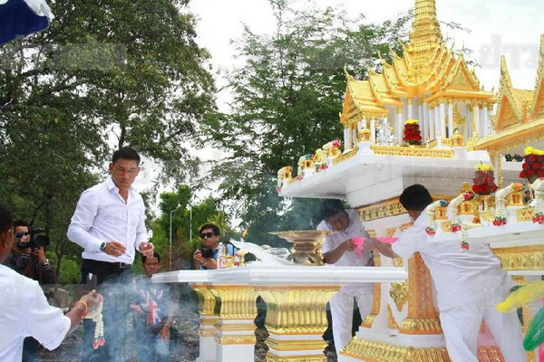 ‘ชนม์สวัสดิ์’เปิดบ้าน ทำพิธีย้ายศาลพระภูมิเจ้าที่ เสริมสิริมงคลปัดรังควาน-ปัดพูดถึง ‘เจนี่’ 