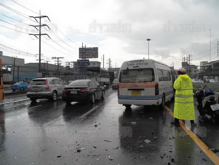 ปทุมฯฝนตกหนักถนนลื่น รถชนรวด 5 คันเจ็บ 2 ราย