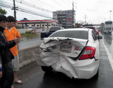 ปทุมฯฝนตกหนักถนนลื่น รถชนรวด 5 คันเจ็บ 2 ราย