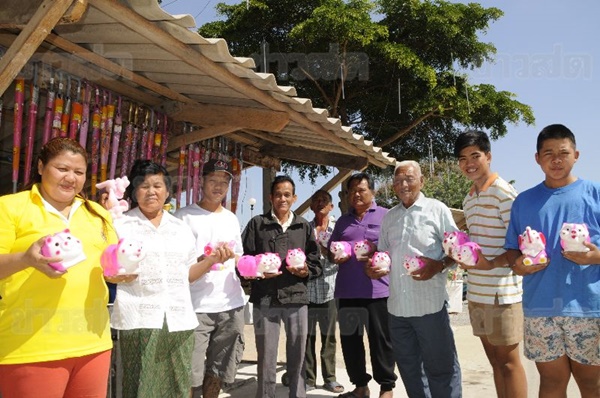 แห่กราบไหว้ “หลวงพ่อชมพู” แจกหมู-กางร่ม แก้บนด้วยของสีชมพู