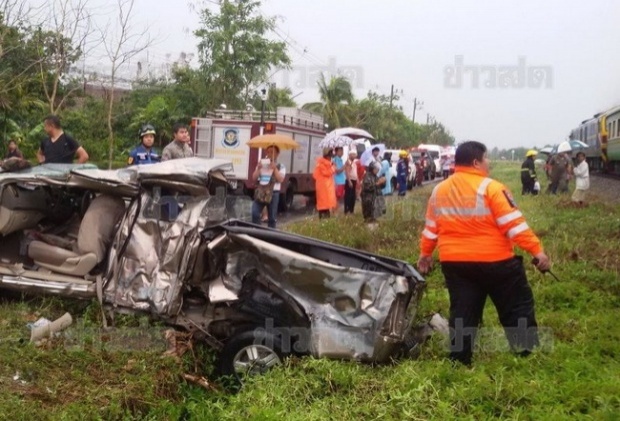 ฝนตกหนักเป็นเหตุ! รถไฟชนกระบะตาย 7 ศพ 