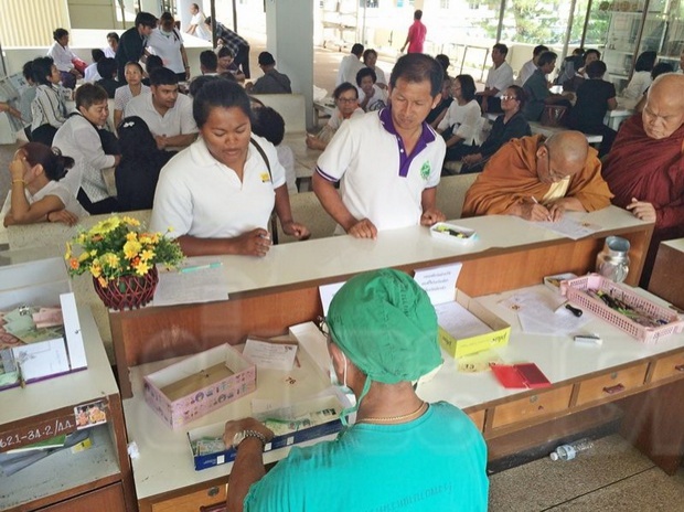 “ยิ่งลักษณ์” ร่วมสักการะหลวงพ่อคูณ บริจาค 1 แสนให้คณะแพทย์ฯ