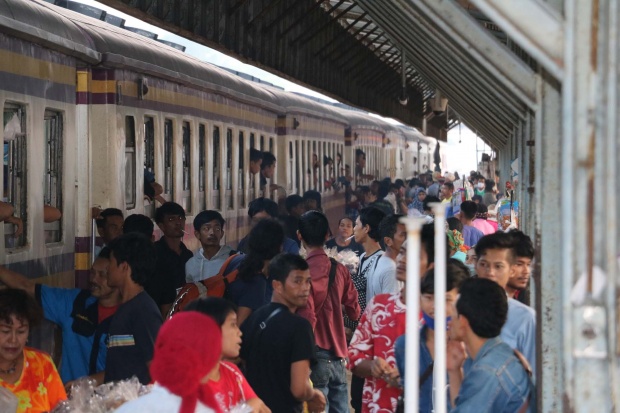 สถานีรถไฟหาดใหญ่แน่น ชาวมุสลิมเดินทางร่วมเทศกาลฮารีรายอ