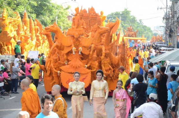 นทท.-ปชช. แห่ชมประเพณีแห่เทียนพรรษาโคราชกันเนืองแน่น