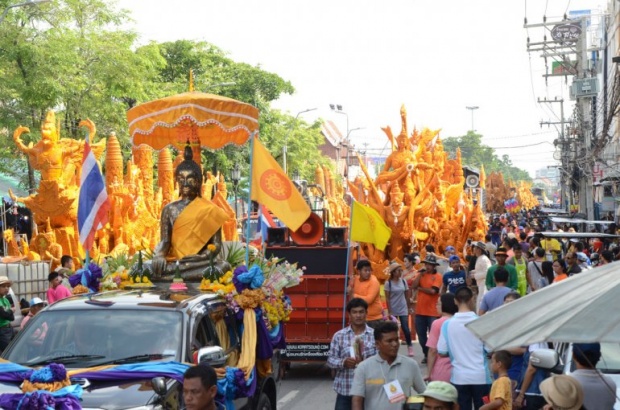 นทท.-ปชช. แห่ชมประเพณีแห่เทียนพรรษาโคราชกันเนืองแน่น