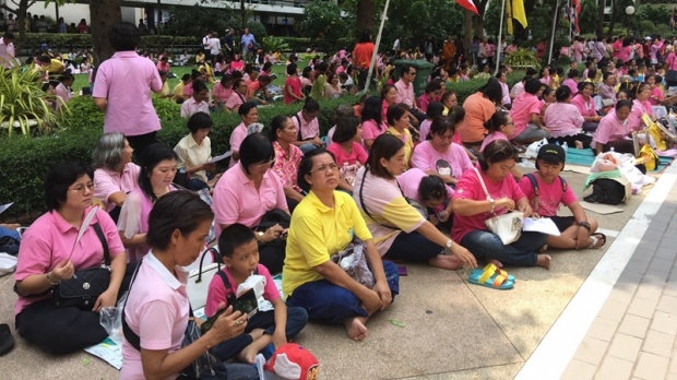 ภาพบรรยากาศ ปชช.ทยอยเดินทางไปศิริราช ถวายพระพร “ในหลวง” 