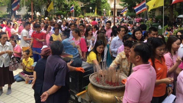 ภาพบรรยากาศ ปชช.ทยอยเดินทางไปศิริราช ถวายพระพร “ในหลวง” 