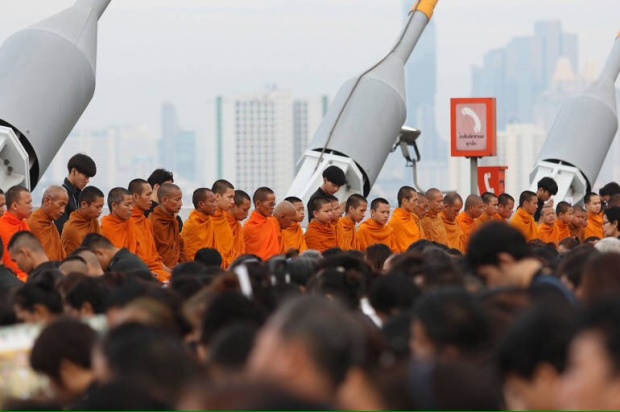 ประมวลภาพ ประชาชน ล้น สะพานภูมิพล น้อมรำลึก พระมหากรุณาธิคุณ ร.9 