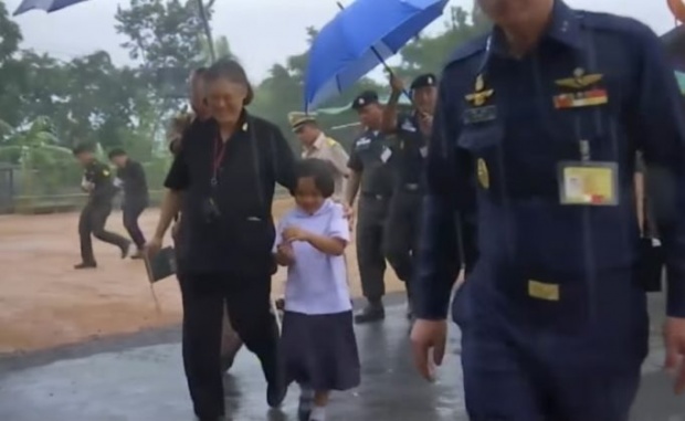 ซึ้ง!!พระเทพฯ ทรงโอบเด็กหญิงเข้าร่มเพื่อหลบฝนด้วย(มีคลิป)