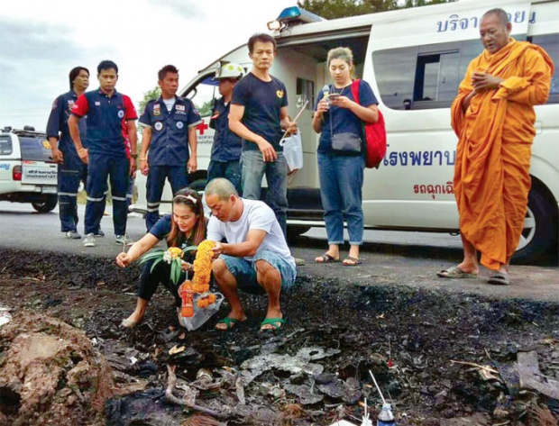 สุดเศร้า เเม่จุดธูปเชิญวิญญาณนิสิตแพทย์ เหยื่อรถตู้ กลับจันท์