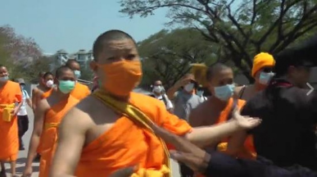 นายกฯลั่น!!  ไม่เลิก ม.44 คุมวัดพระธรรมกาย-ถามพระเอาผ้าปิดจมูกเหมาะสมหรือไม่??