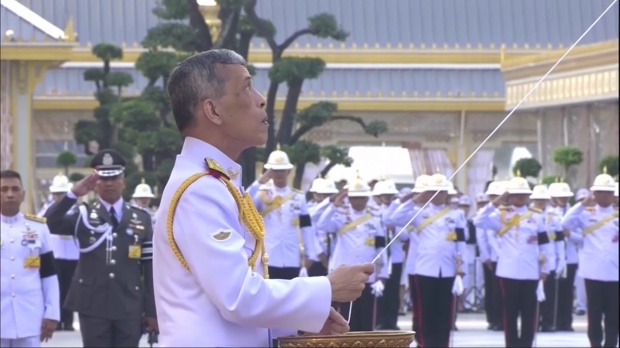 ร.10 เสด็จพระราชดำเนินไปทรงยกนพปฎลมหาเศวตฉัตรยอดพระเมรุมาศ