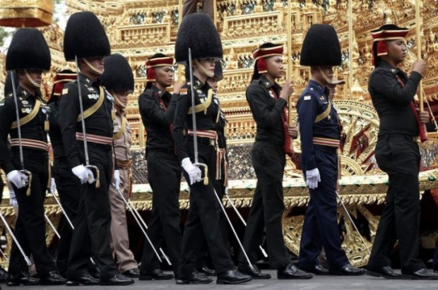 พระองค์โสมทรงร่วมซ้อมริ้วขบวนพระบรมราชอิสริยยศ(คลิป)