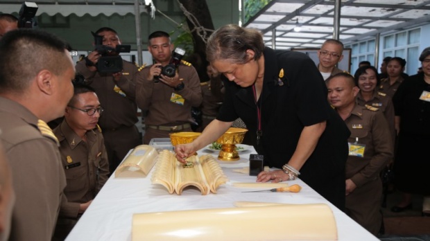 อัญเชิญกรองดอกไม้ฝีพระหัตถ์ “สมเด็จพระเทพฯ” ประดับชั้นบนสุดพระจิตกาธาน (รูปเยอะ)