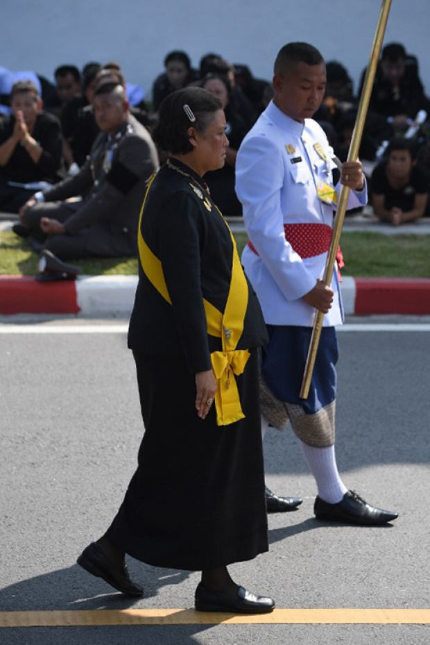 ประมวลภาพ‘ในหลวงร.10’ เสด็จนำพระบรมวงศานุวงศ์ตามพระบรมโกศ ยาตราเวียนอุตราวัฏ 3 รอบ