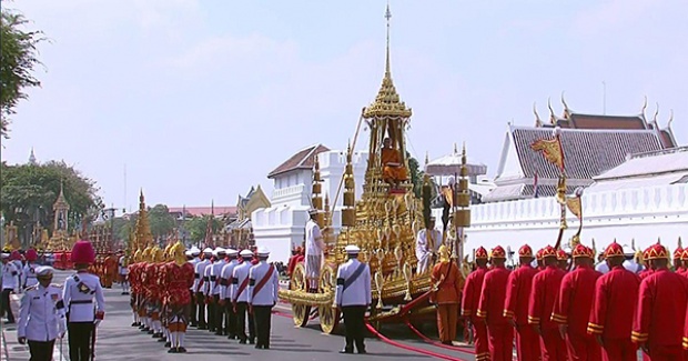 ประมวลภาพ‘ในหลวงร.10’ เสด็จนำพระบรมวงศานุวงศ์ตามพระบรมโกศ ยาตราเวียนอุตราวัฏ 3 รอบ