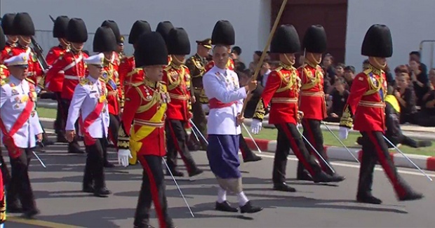 ประมวลภาพ‘ในหลวงร.10’ เสด็จนำพระบรมวงศานุวงศ์ตามพระบรมโกศ ยาตราเวียนอุตราวัฏ 3 รอบ