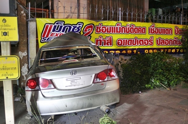 เก๋งแหกโค้งพุ่งชนกำแพงร้านซ่อมล้อแม็กซ์ เจ็บสาหัส 2