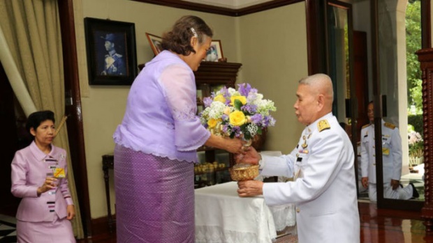 “ในหลวง” พระราชทานแจกันดอกไม้ “สมเด็จพระเทพฯ” ในวันคล้ายวันพระราชสมภพ