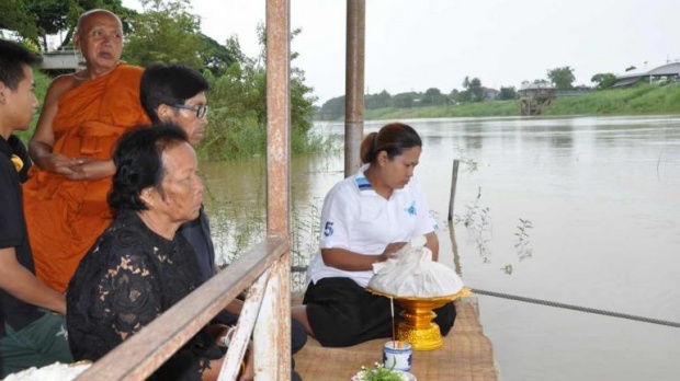 เก็บในความทรงจำ! นำอัฐิ จ่าแซม อีกส่วนลอยแม่น้ำโขง จุดพบรักภรรยา