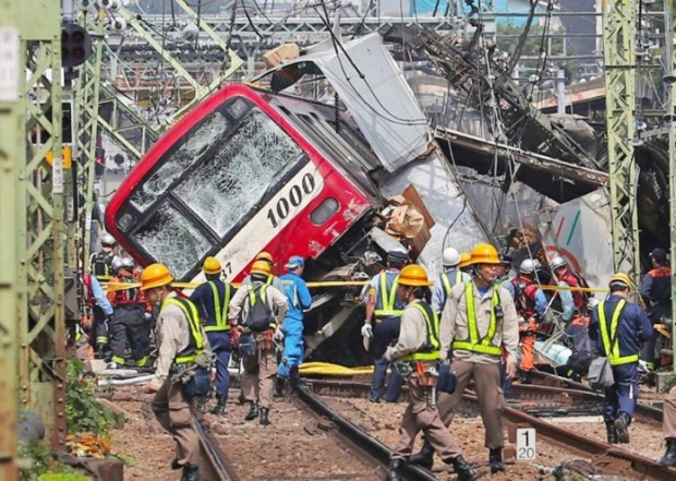 รถไฟสายด่วน ชนยับ ไถลตกราง-ปะทุเกิดเพลิงไหม้