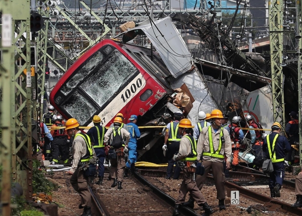 รถไฟสายด่วน ชนยับ ไถลตกราง-ปะทุเกิดเพลิงไหม้