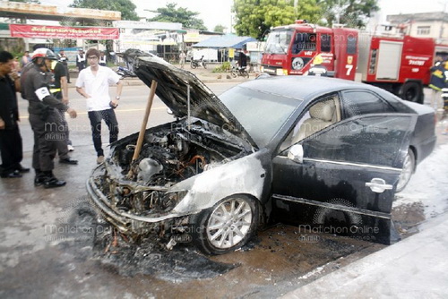 คัมรี่หรู ไฟลุกท่วมไม่ทราบสาเหตุ หวิดย่างสดหมอหนุ่ม 