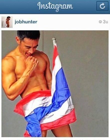 ด่ากระฉ่อนเนต!! ภาพผู้ชายเอาธงชาติไทยปิดของสงวน..