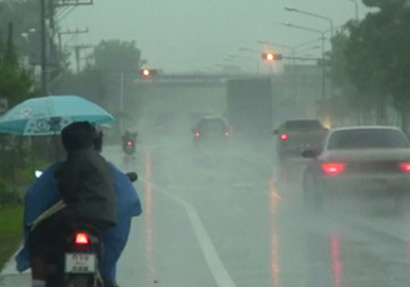 ฝนกระหน่ำกรุงอุบัติเหตุหลายจุดเตือนขับขี่ระวัง