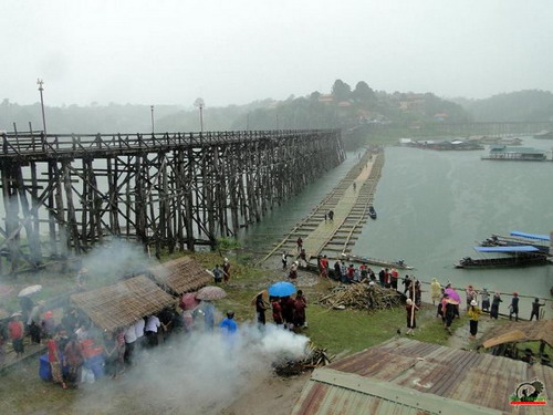 ชาวบ้านสังขละบุรี ร่วมสร้างสะพานข้ามแม่น้ำ