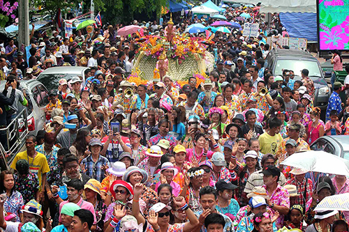 ลุงกำนันแว้น2ล้อเล่นสงกรานต์ อัญเชิญพระพุทธรูปสรงน้ำ (ประมวลภาพ)