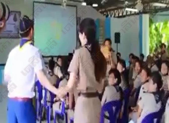 สุดซึ้ง! ใส่ชุดลูกเสือบุกเซอร์ไพรส์ขอครูสาวแต่งงาน