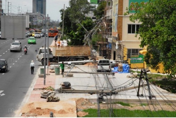 รถบรรทุกเกี่ยวสายไฟดึงเสาไฟฟ้าล้ม 18 ต้น ริมถนนศรีนครินทร์