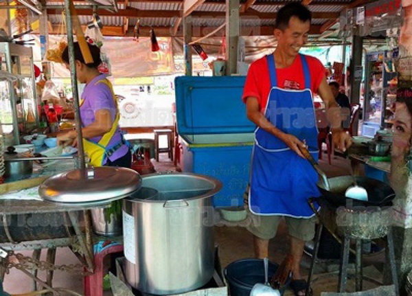 พ่อค้าลาบไอเดียกระฉูด! เพื่อนล้อ “เมียดุ” นำมาตั้งชื่อร้านสะดุดตา