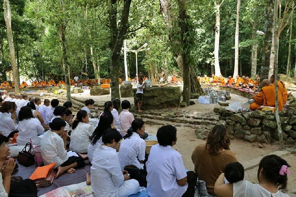 ภาพชุด สุเทพ เทือกสุบรรณ แกนนำกปปส. ร่วมตักบาตรสาธิต วัดสวนโมกข์