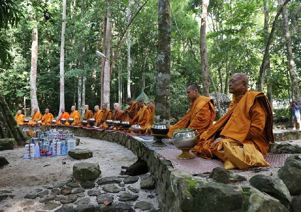 ภาพชุด สุเทพ เทือกสุบรรณ แกนนำกปปส. ร่วมตักบาตรสาธิต วัดสวนโมกข์