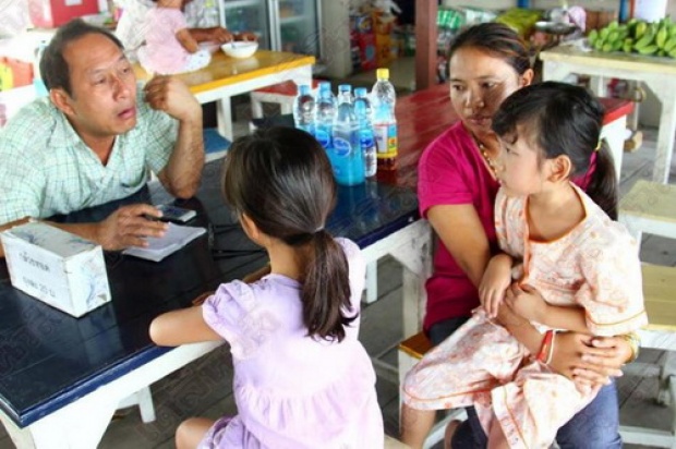 ไร้เดียงสา.หนูน้อย 2 คนพี่น้องเฝ้าศพพ่อภายในรถคิดว่าหลับ