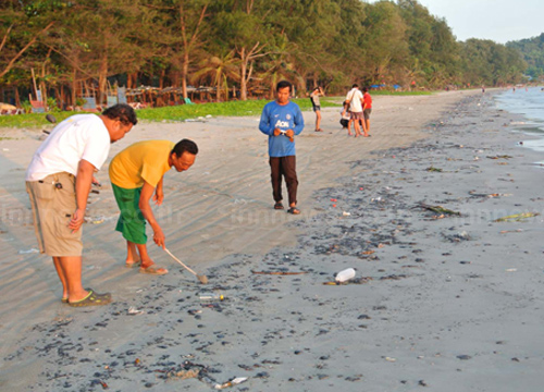 พบคราบน้ำมันเกลื่อนชายหาดแม่รำพึงยาว2กม.