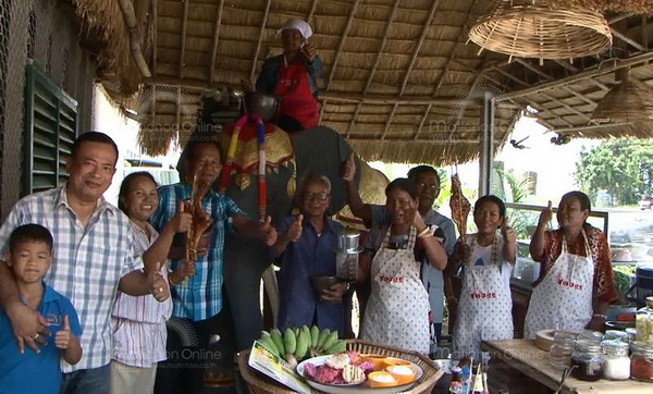 มีที่เดียวในโลก ร้านส้มตำสุรินทร์ ตำบนหลังช้างใส่ครกเสิร์ฟลูกค้า 